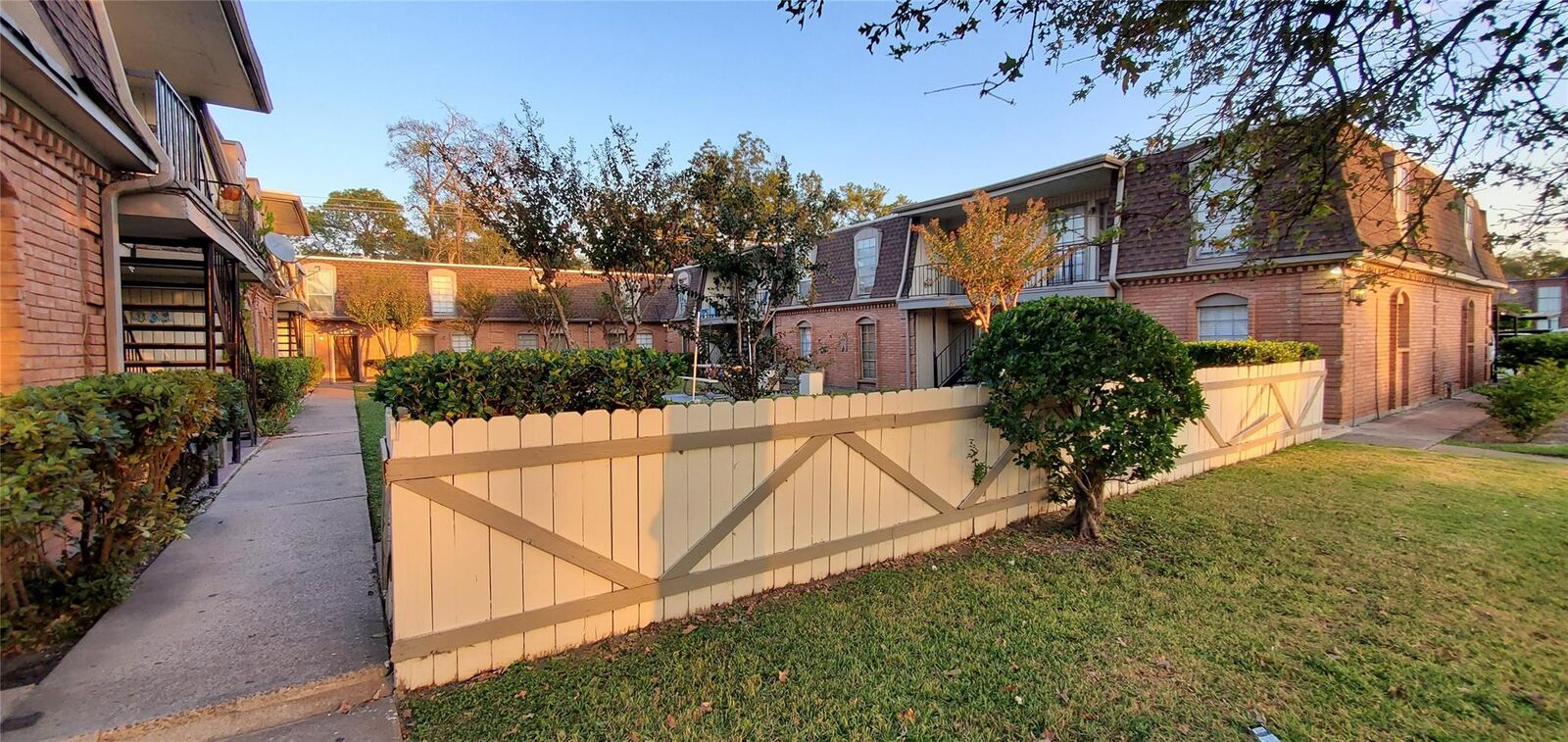 Property Photo:  1220 Shadowdale Drive 20  TX 77043 