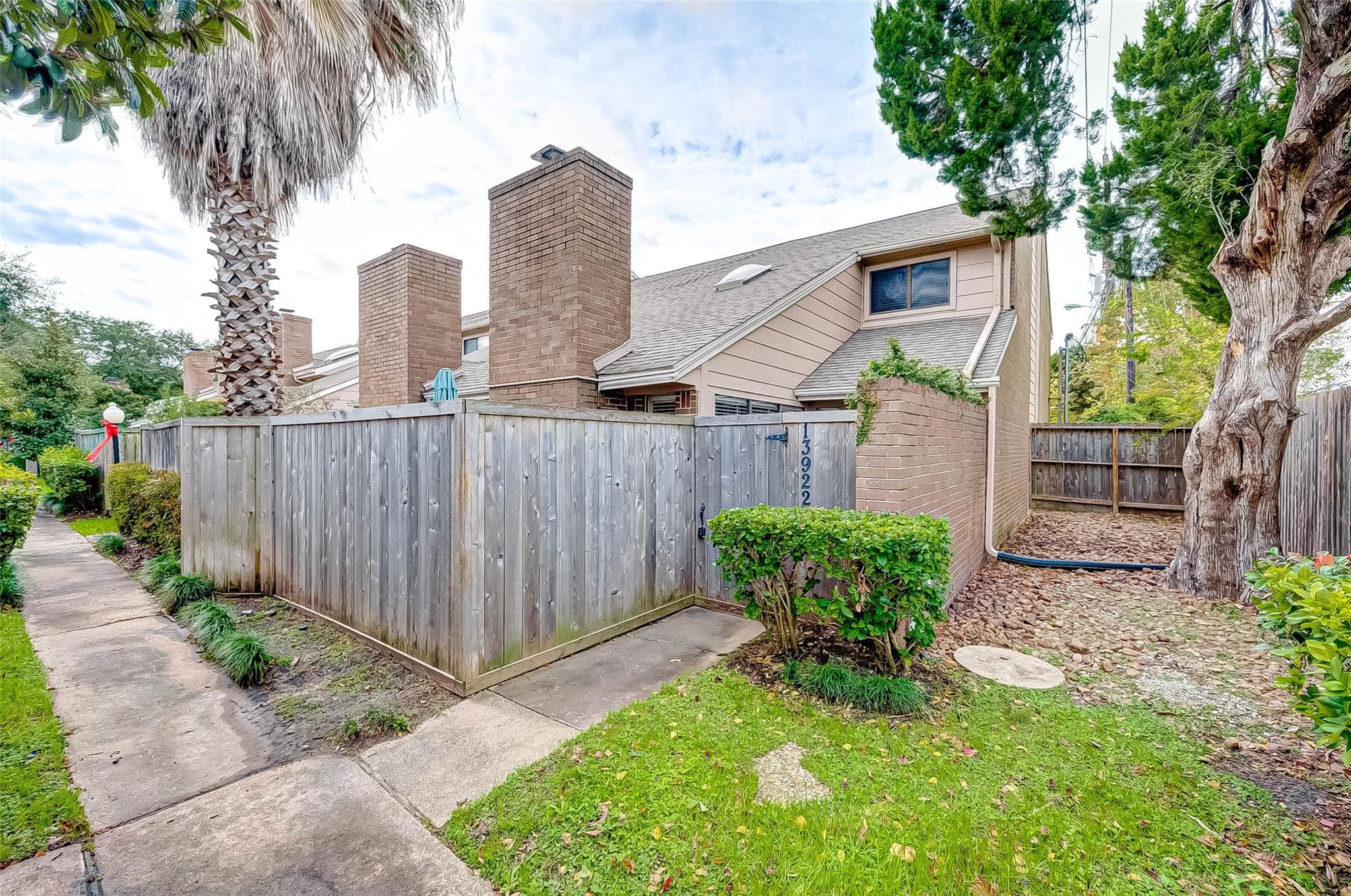 Property Photo: 13922 Hollowgreen Drive 26 TX 77082