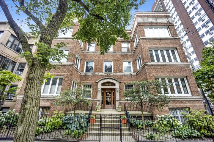 941 W Argyle Street 3W  Chicago IL 60640 photo
