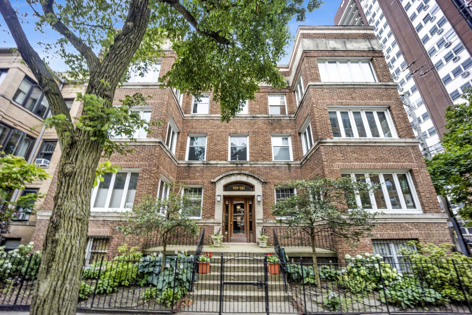 Property Photo: 941 W Argyle Street 3W IL 60640