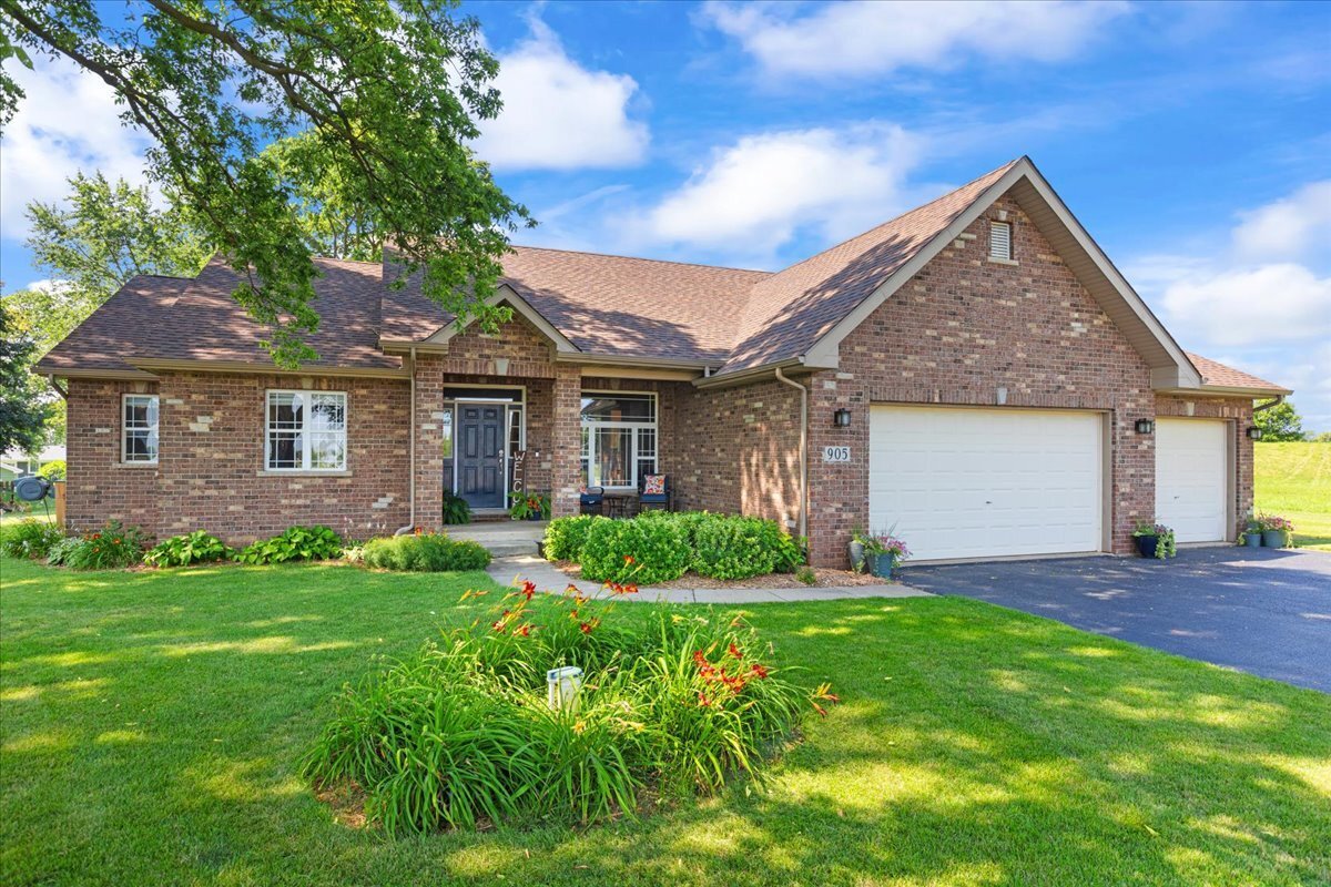 Property Photo: 905 Tall Grass Court IL 60552