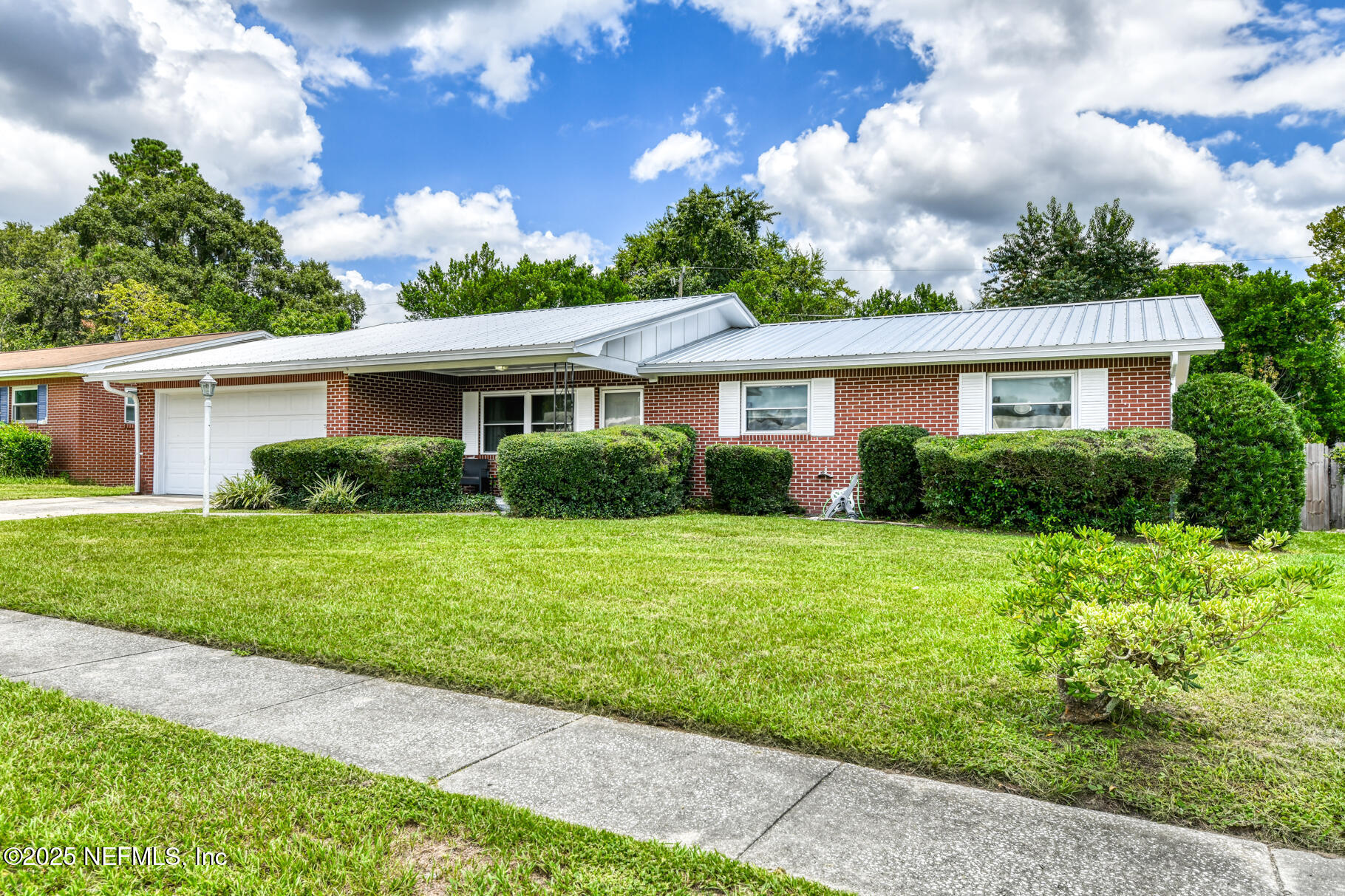 Property Photo: 211 Dogwood Lane FL 32177