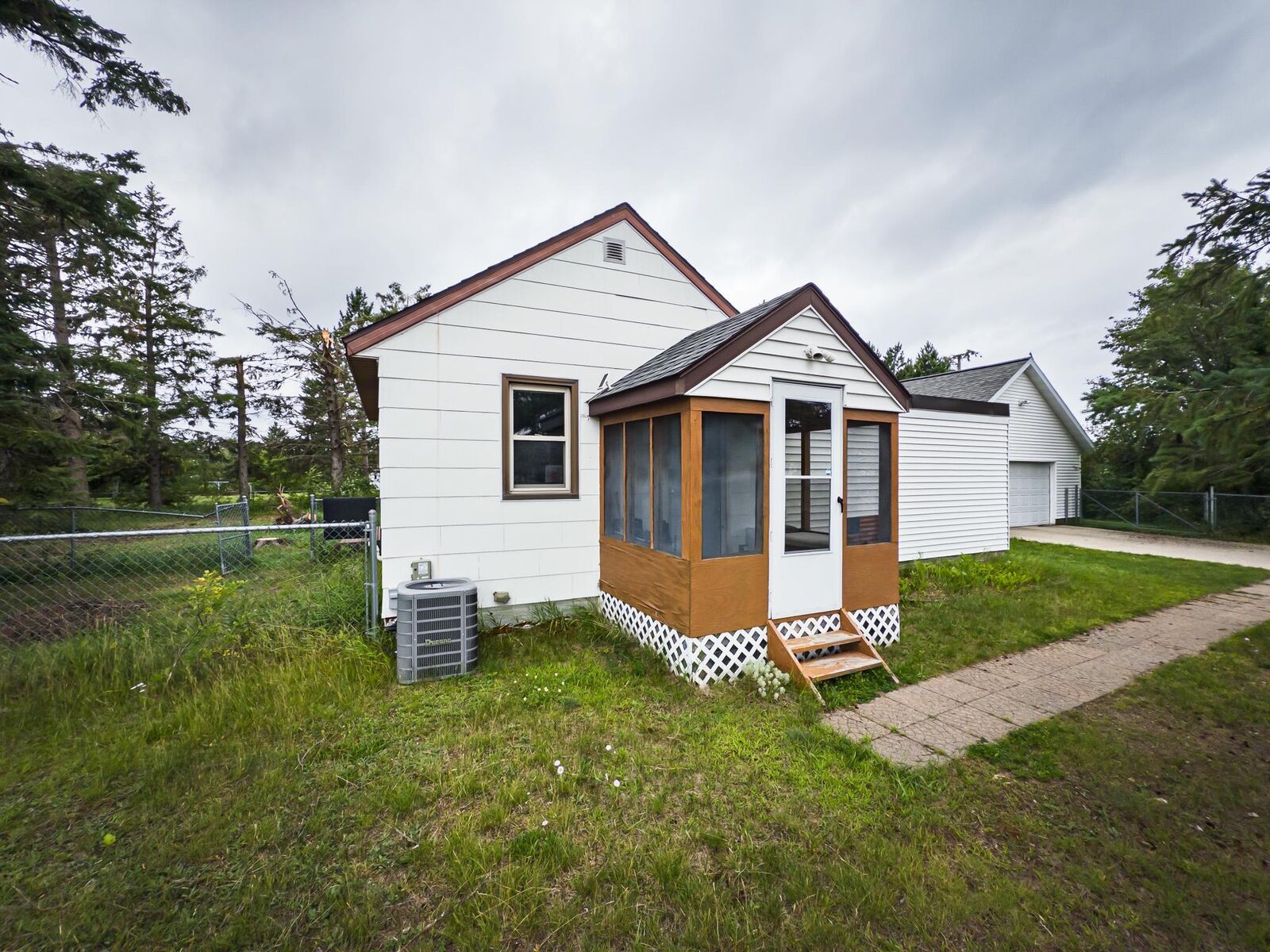 Property Photo:  709 Lake Avenue SE  MN 56601 