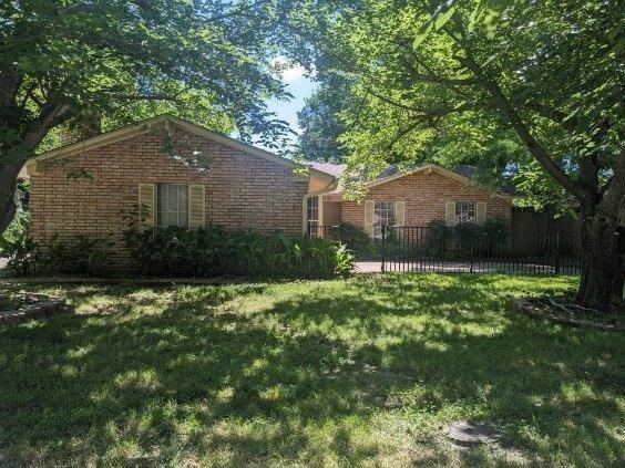 Property Photo: 2732 Foxcroft Circle TX 76209