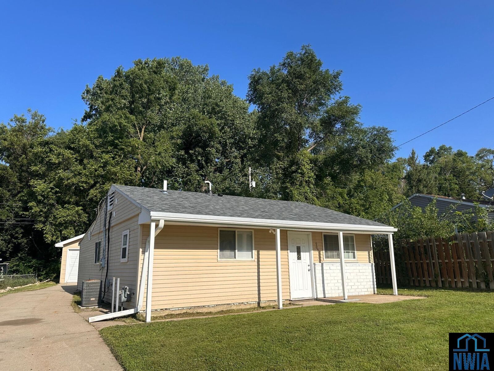 Property Photo: 909 Alice Street IA 51105