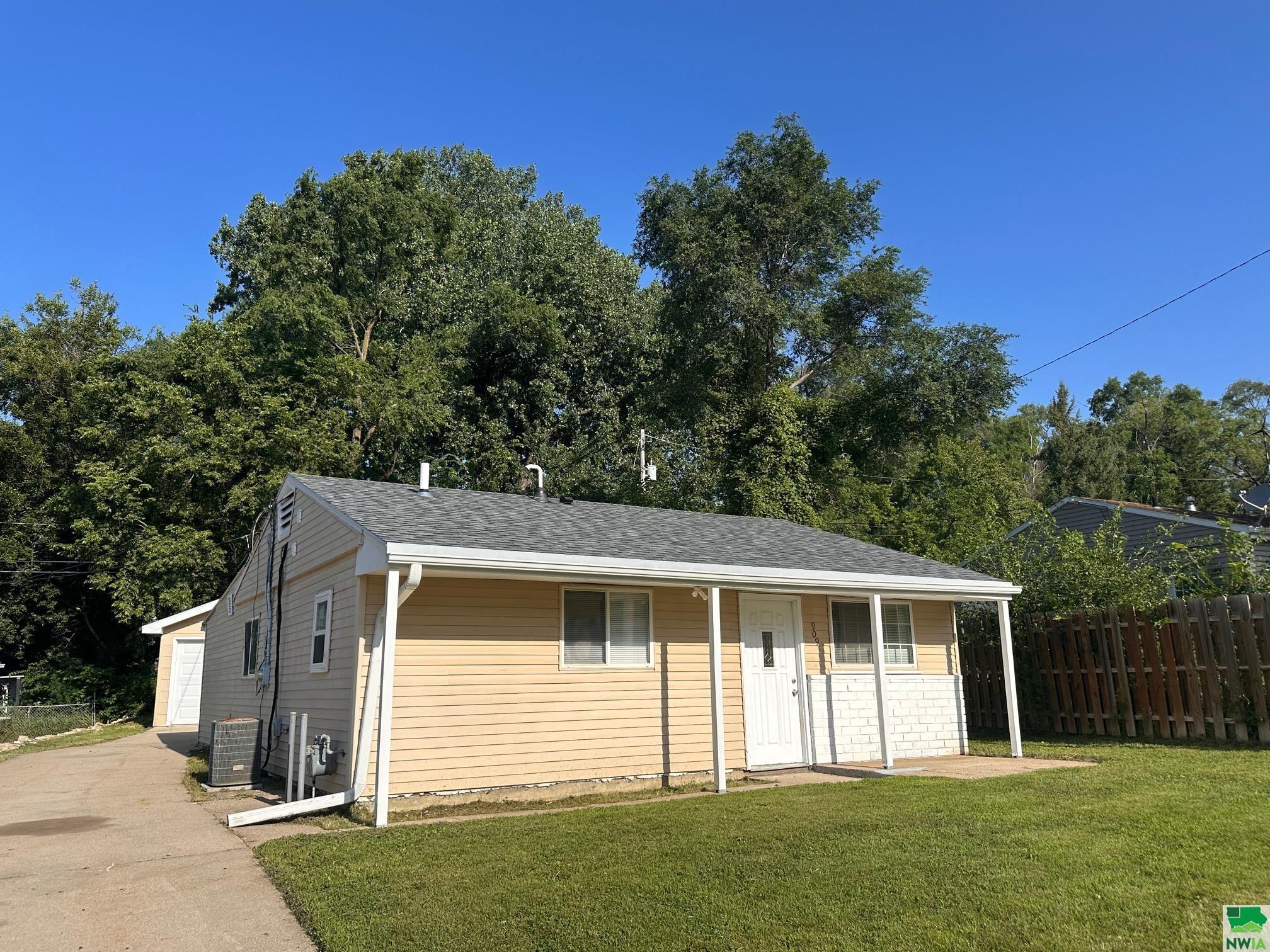 Property Photo: 909 Alice Street IA 51105