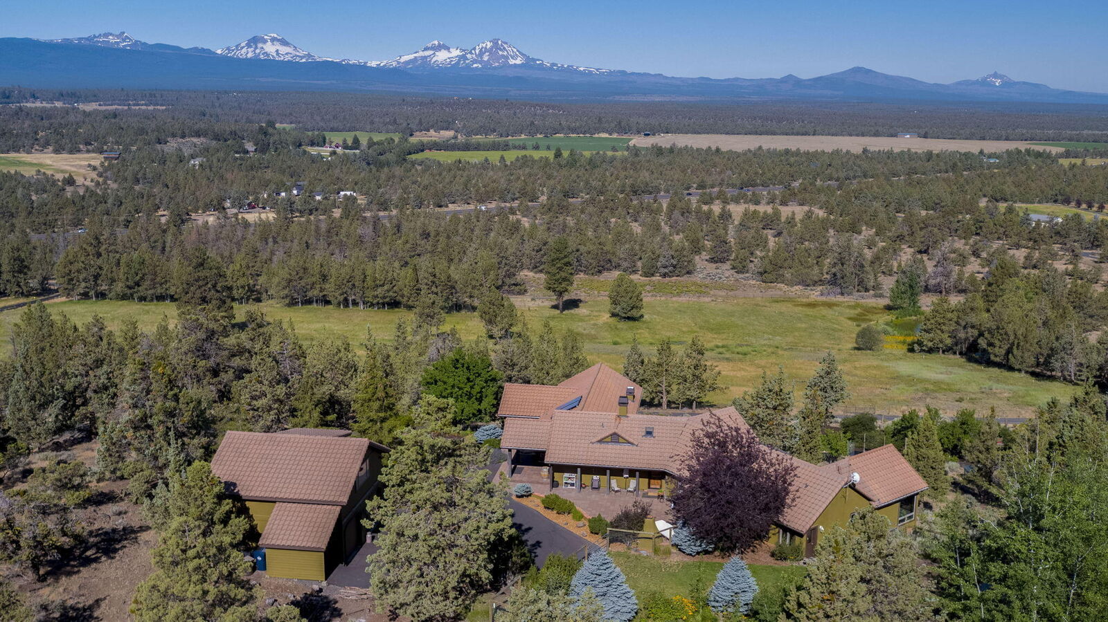 Property Photo:  65570 Highway 20  OR 97701 