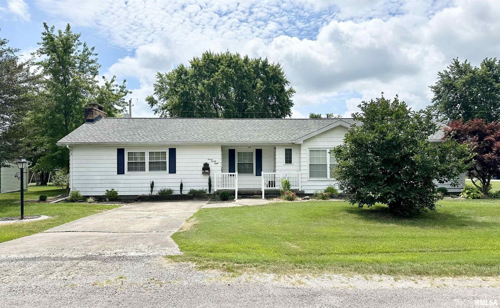 Property Photo:  728 E 4th Street  IL 62839 