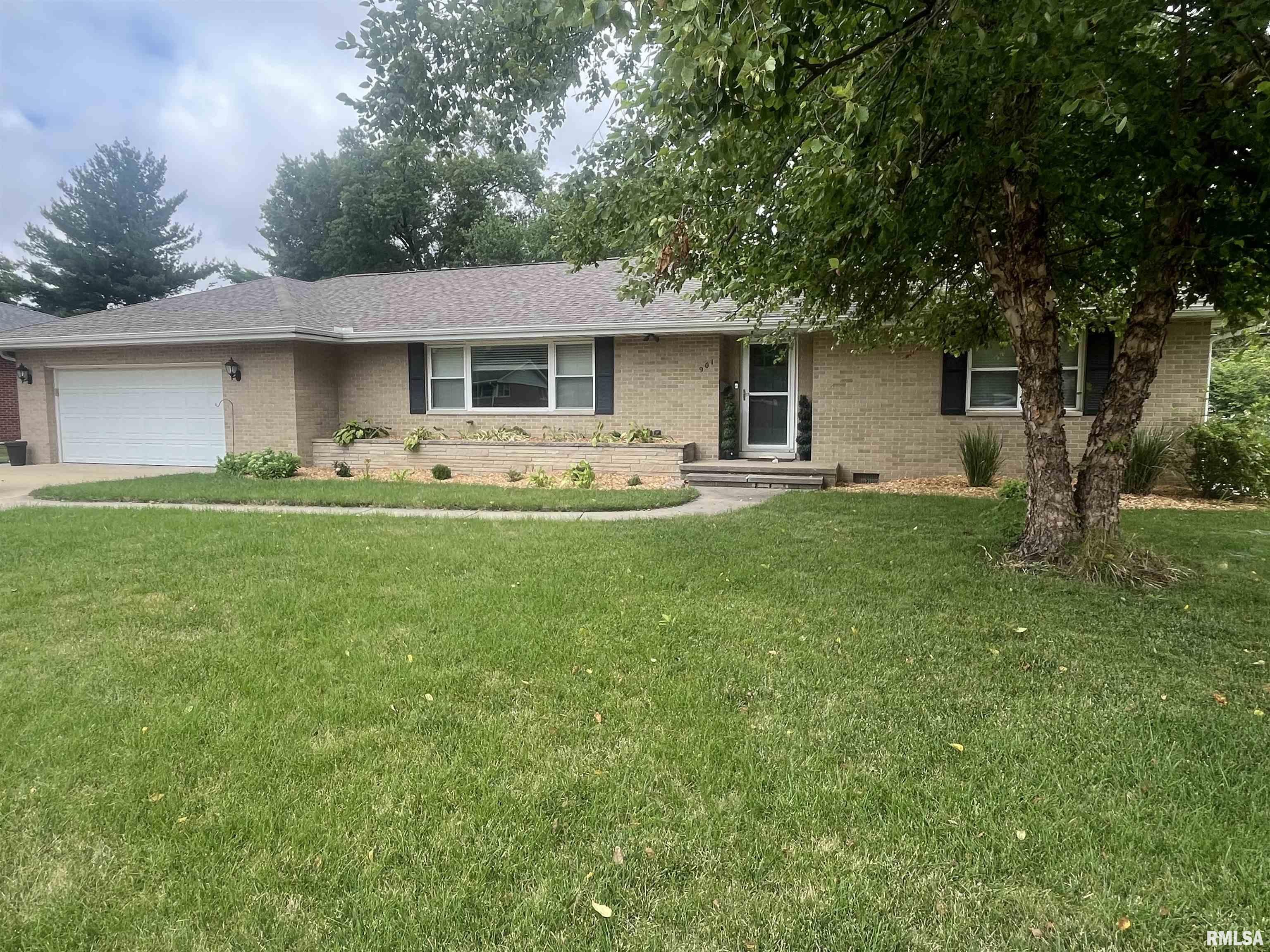 Property Photo:  901 E Emerson Street  IL 61550 