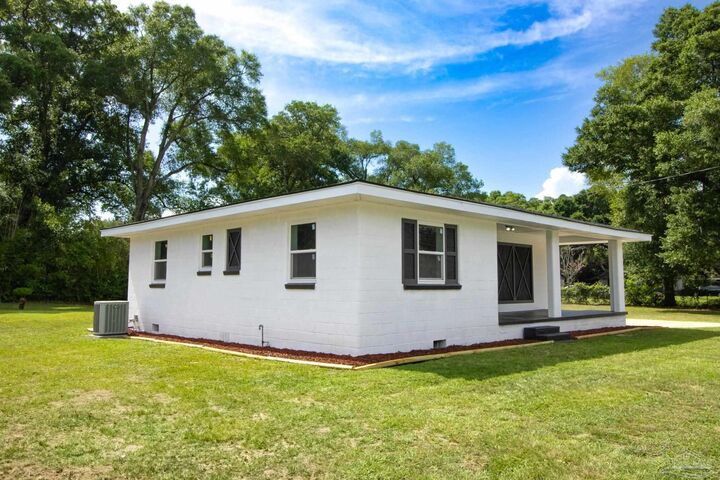 Property Photo: 607 N 69th Ave FL 32506