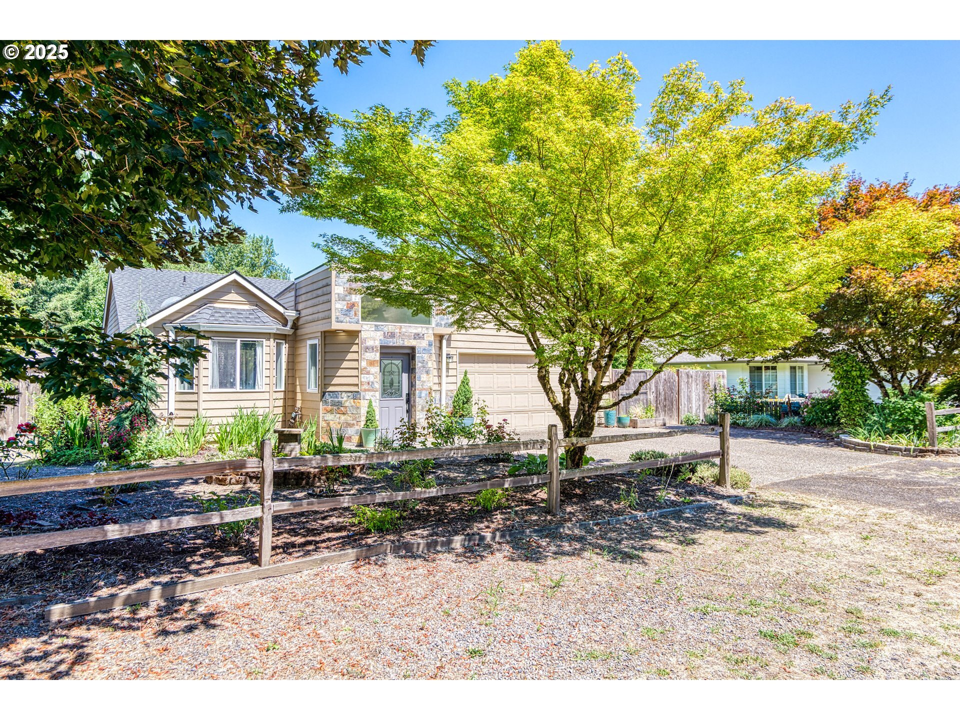 Property Photo:  639 NE Meadow Dr  OR 97211 