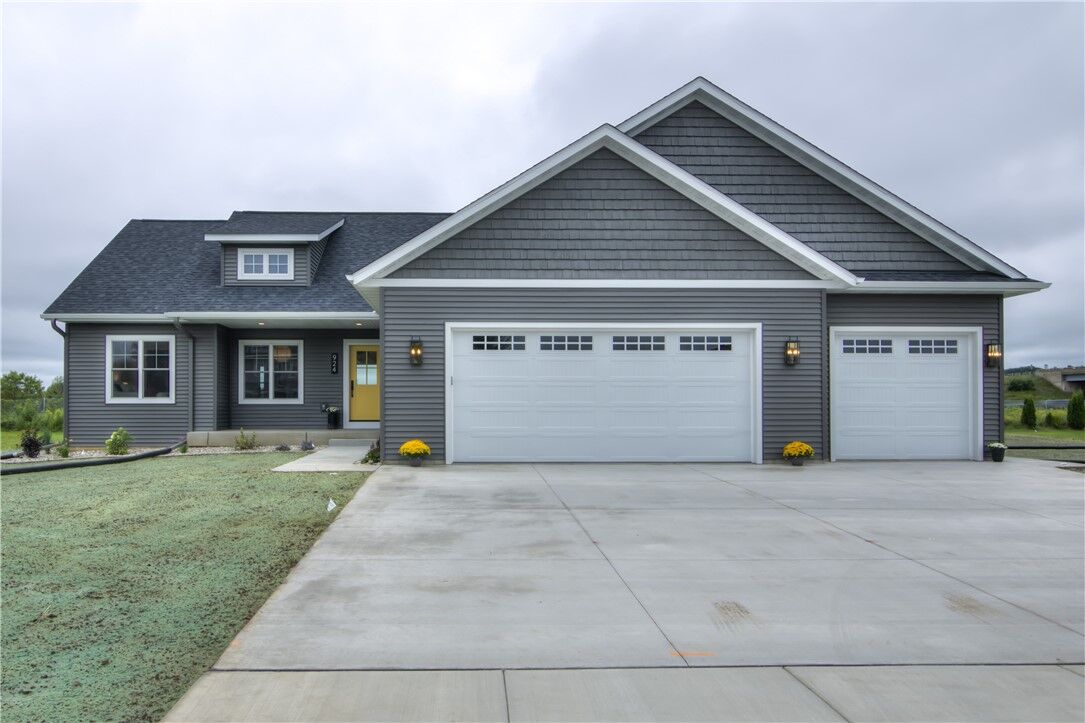 Property Photo: 924 Bluffview Circle W WI 54729