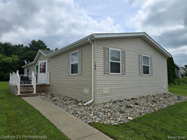 Property Photo:  106 Chestnut Circle W  MI 48423 