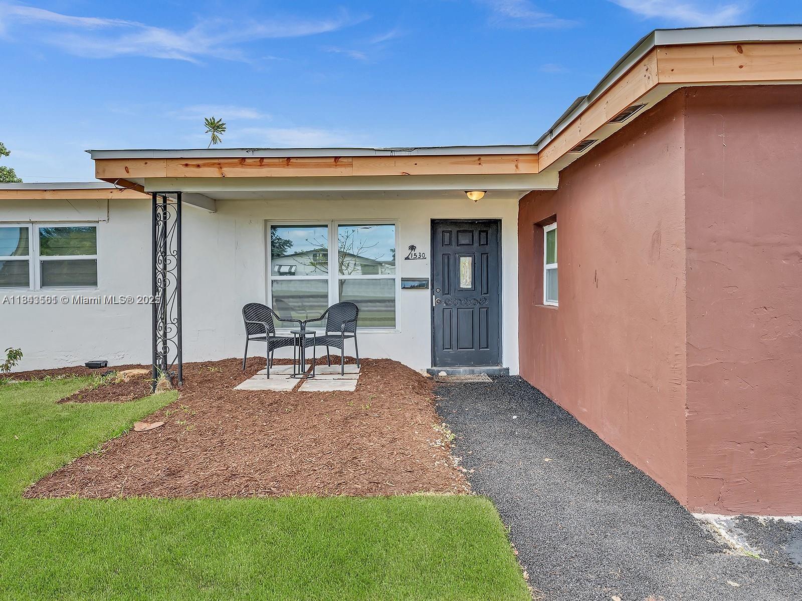 Property Photo: 1530 N 56th Ave FL 33021