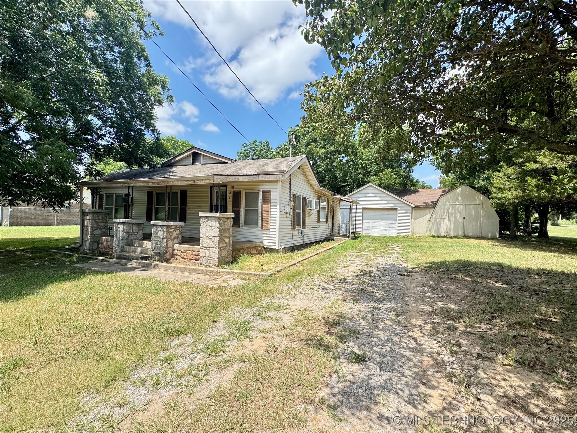 Property Photo: 214 E 9th OK 74023