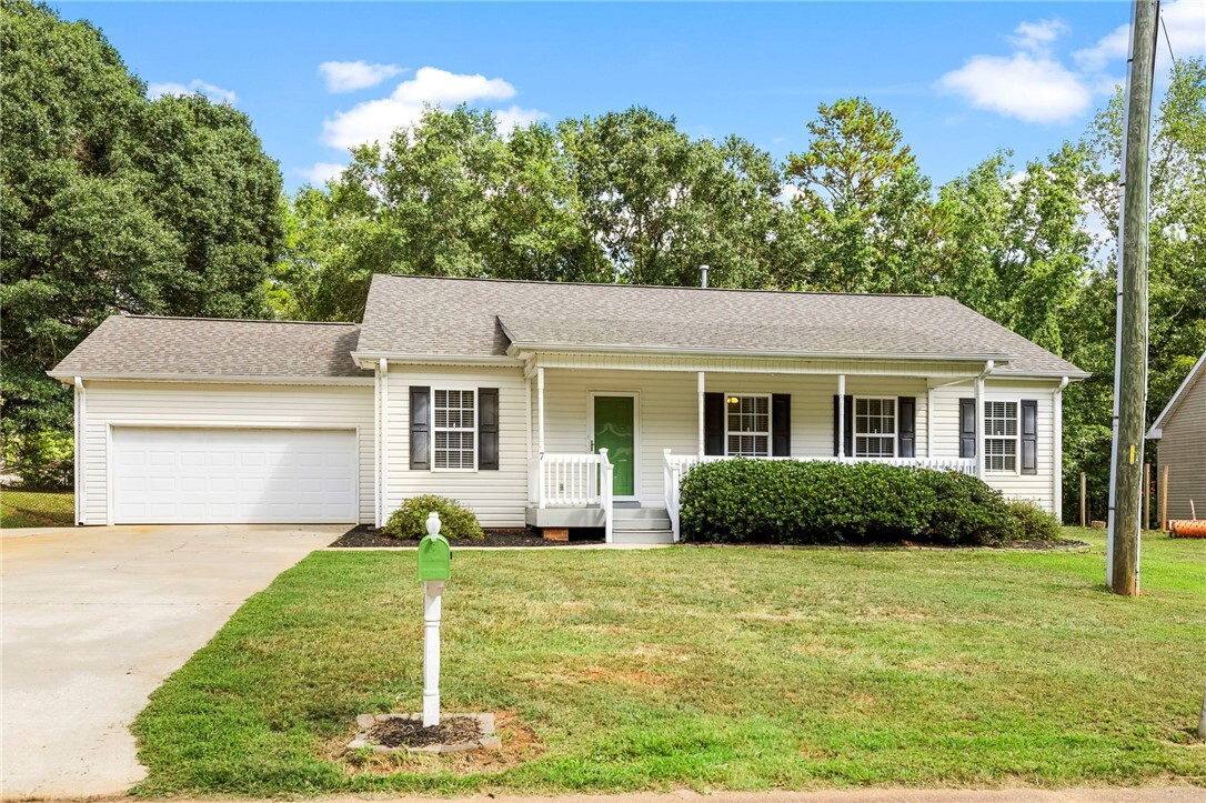 Property Photo: 7 Four Leaf Court SC 29669