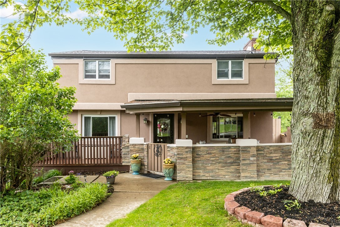 Property Photo: 887 E Arcadia Dr PA 15237