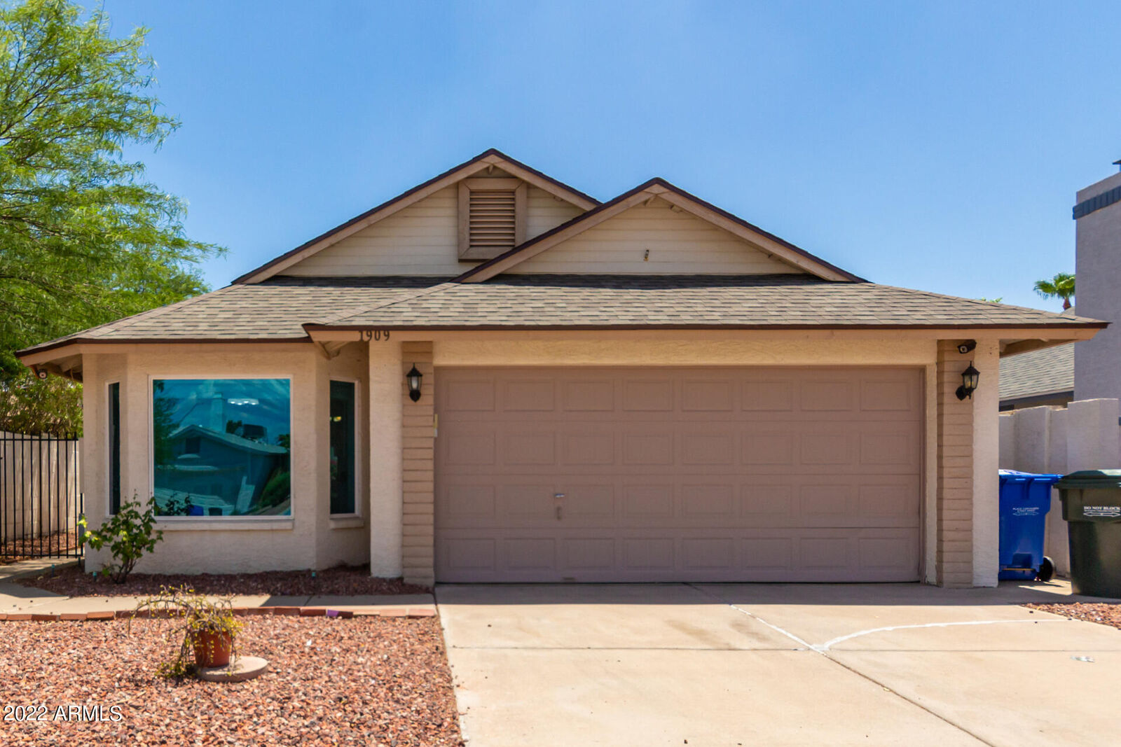 Property Photo: 1909 E Villa Theresa Drive AZ 85022