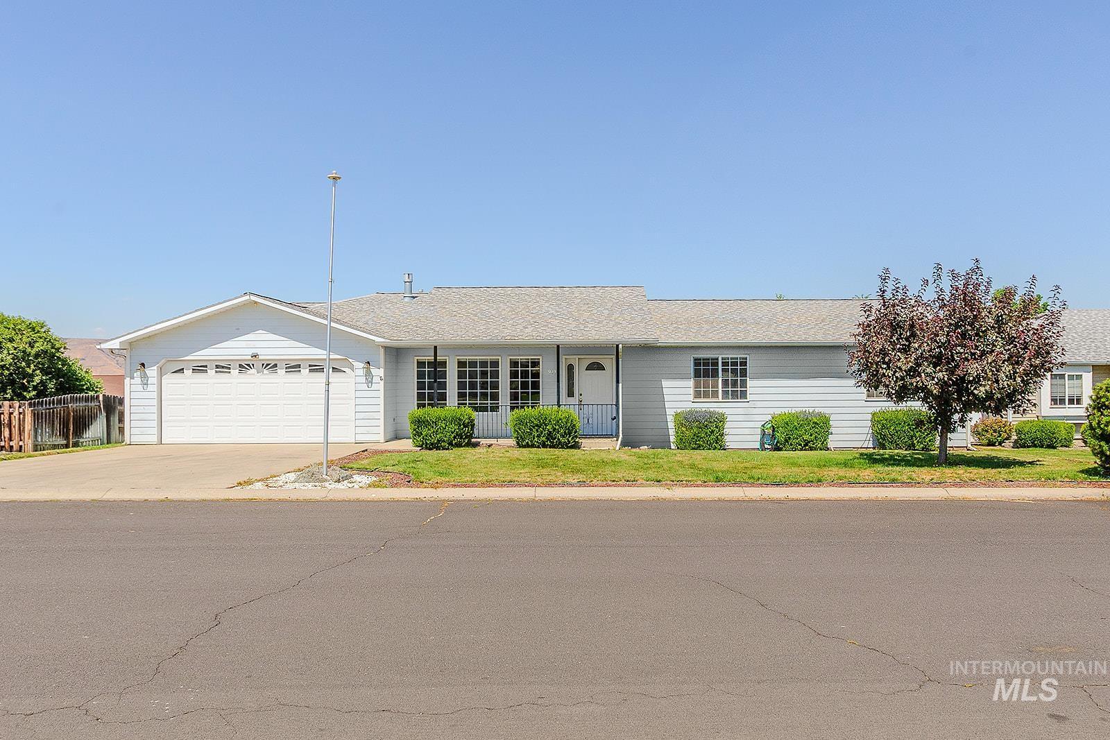 Property Photo:  919 Magnolia Street  ID 83501 