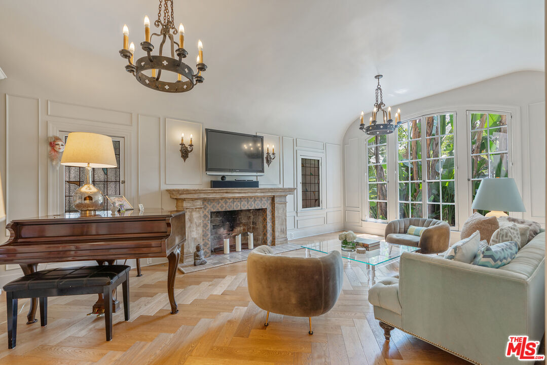 Property Photo:  807 S Muirfield Rd  CA 90005 
