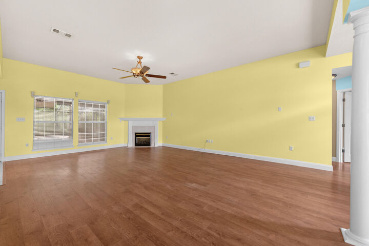 Property Photo: 732 Denise Drive FL 32536