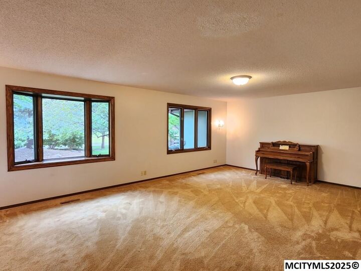Property Photo:  1 Asbury Ct  IA 50401 