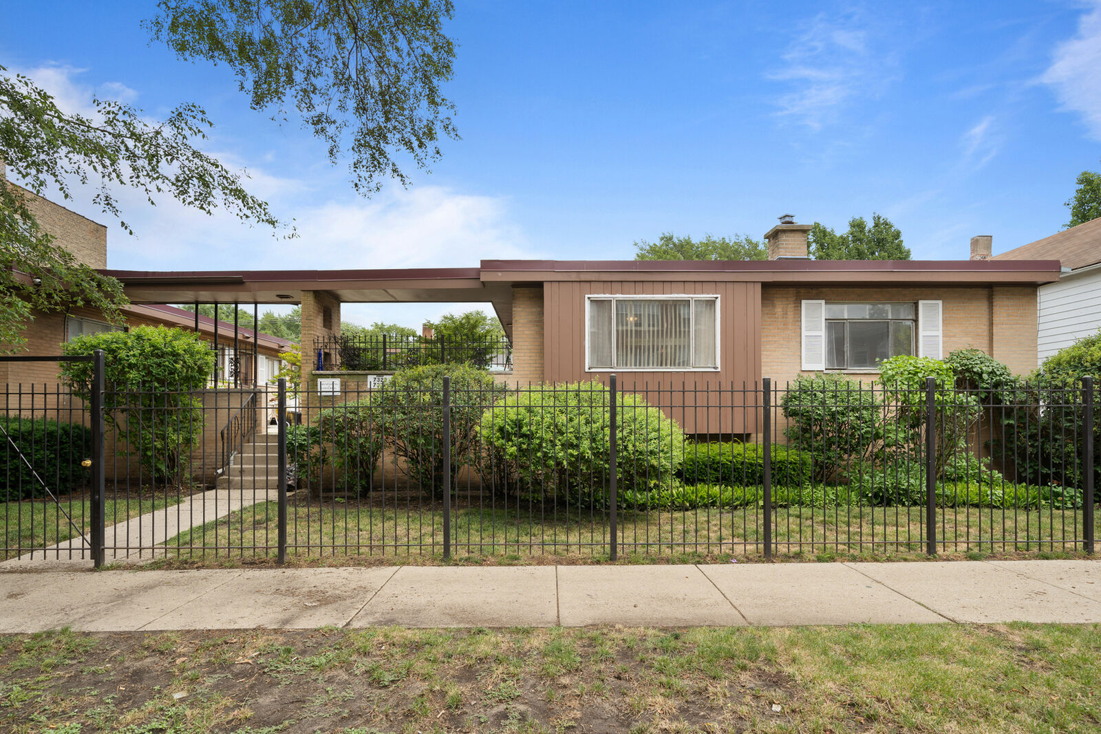 Property Photo: 7323 N Damen Avenue IL 60645
