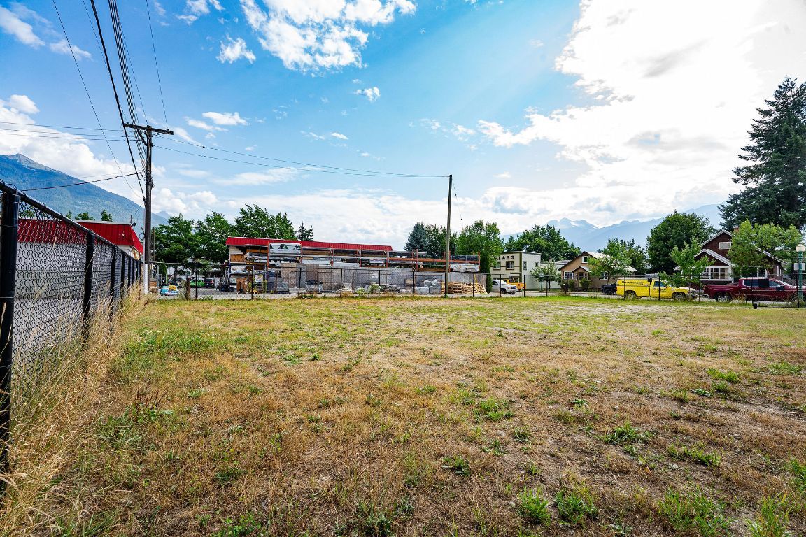 310 2nd Street W  Revelstoke BC V0E 2S0 photo