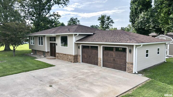 Property Photo:  1511 E Cleveland Street  IL 62896 
