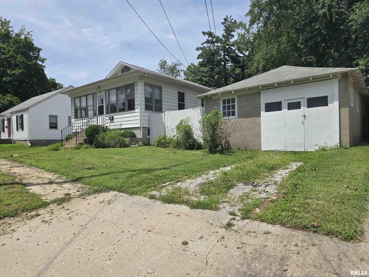 Property Photo: 502 W Chestnut Street IL 62901