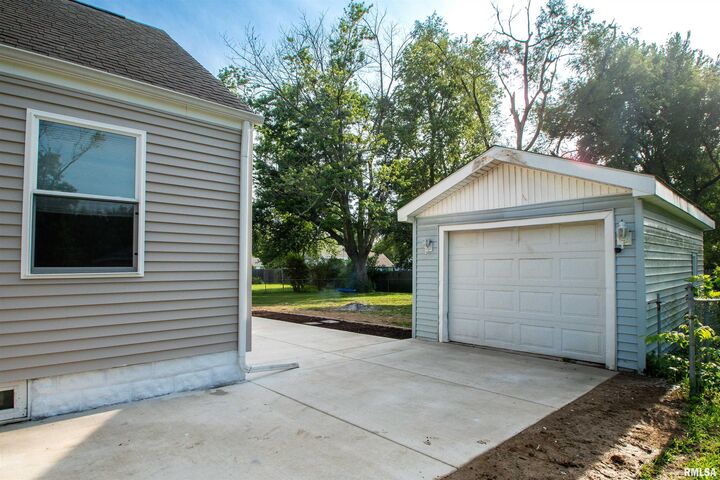 Property Photo:  209 Esser Street  IL 61571 