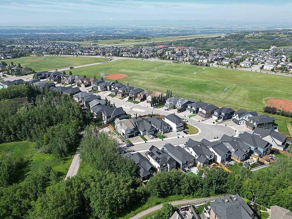 Property Photo:  125 Rockyvale Green NW  AB T3G 0G4 