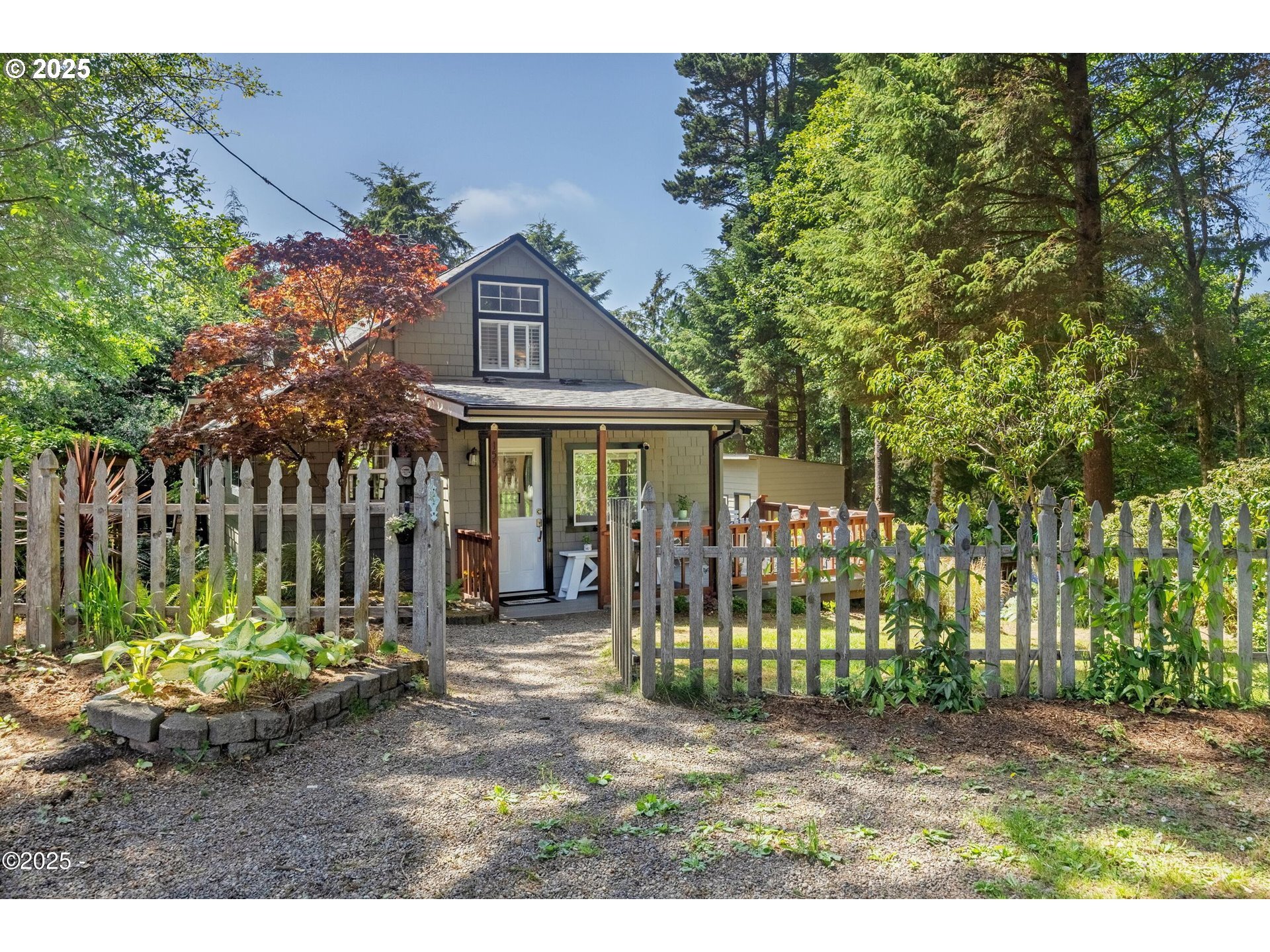 Property Photo: 155 SE Hazelton Ave OR 97341