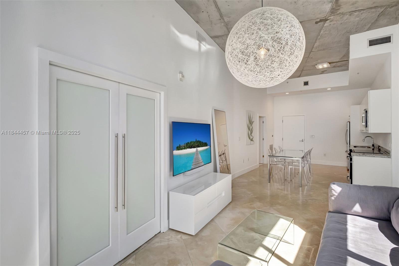 2001 Meridian Ave Ph-15  Miami Beach FL 33139 photo