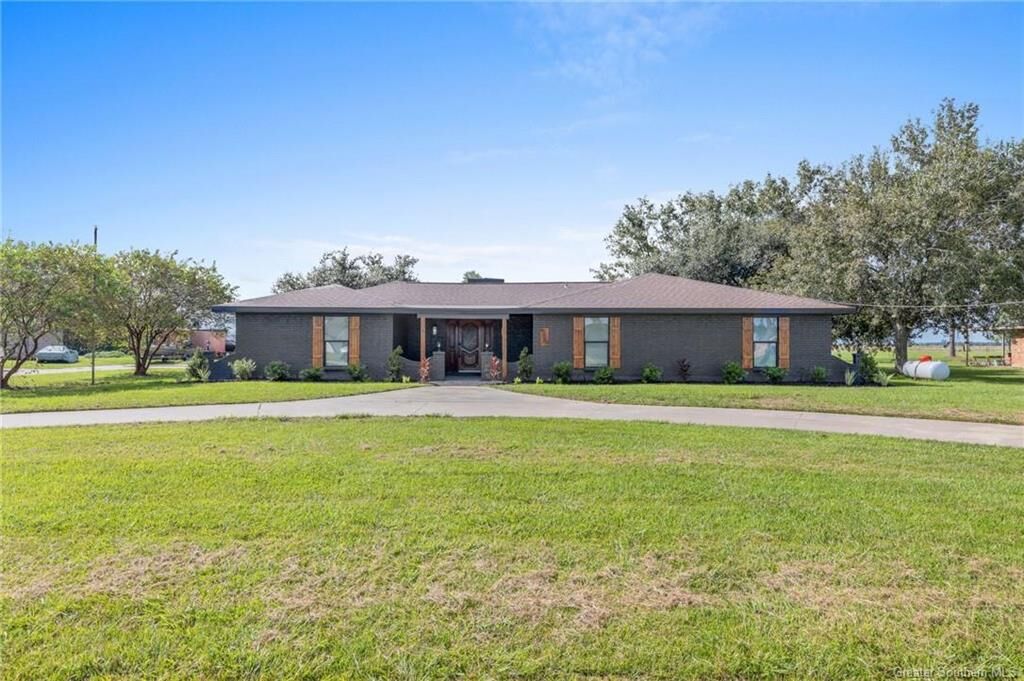 Property Photo:  4033 San Pedro Street  LA 70607 