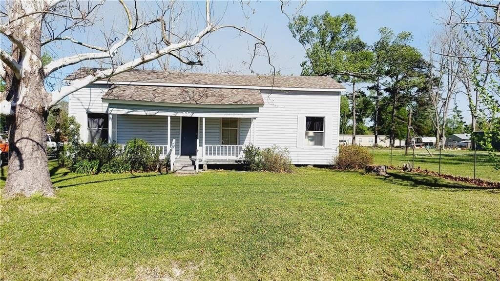 Property Photo:  820 Live Oak Street  LA 70663 