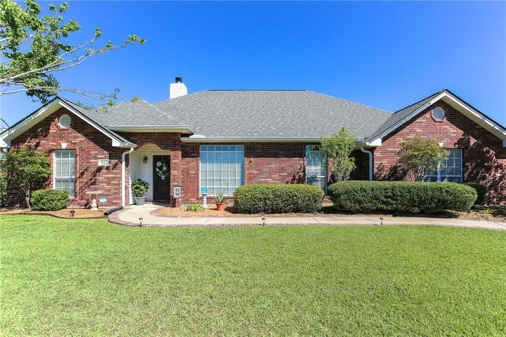 Property Photo: 312 Oxford Court LA 70605