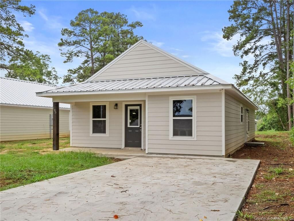 Property Photo:  205 N 10th Street  LA 71446 