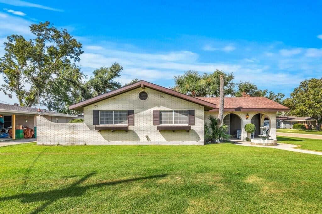 Property Photo:  1301 W Crocker Street W  LA 70663 