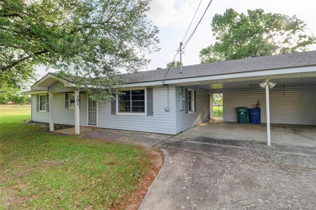 Property Photo: 101 N Welty Avenue N LA 70647