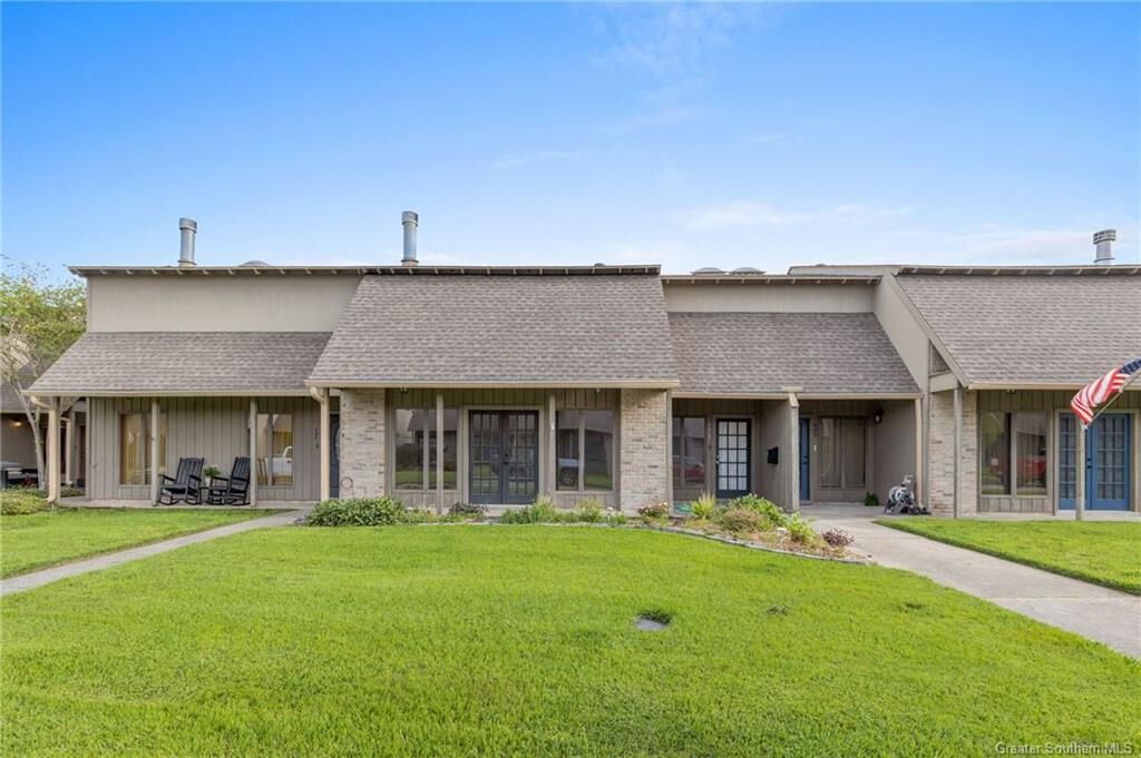 Property Photo: 690 Lakewood Drive LA 70605