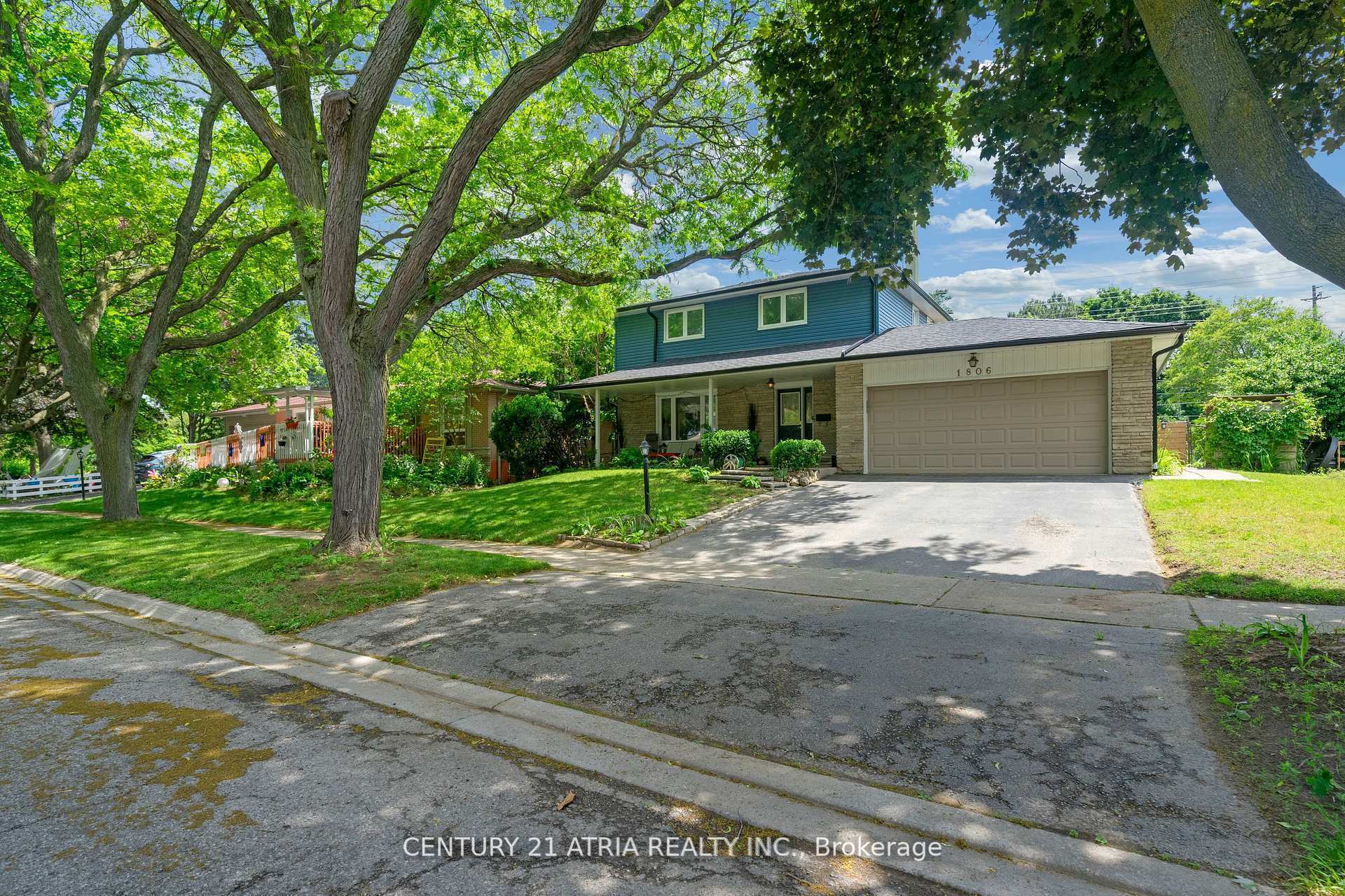 Property Photo:  1806 Barsuda Drive S  ON L5J 1V4 