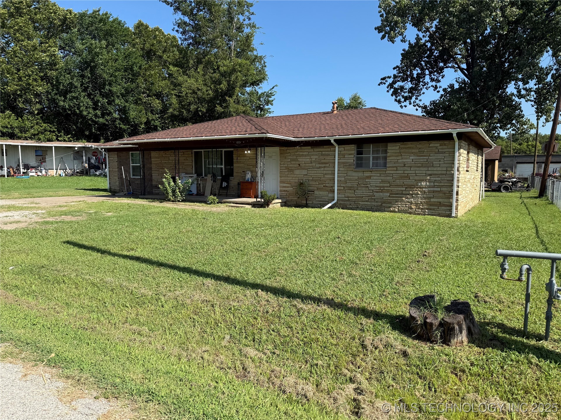 Property Photo:  303 W Elm Street  OK 74015 