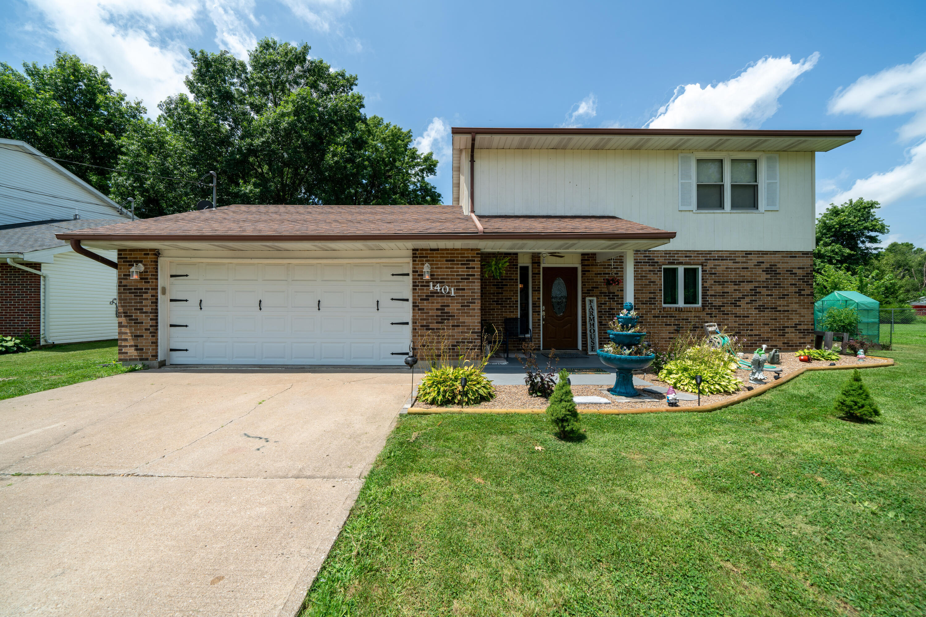 Property Photo: 1401 Omar St MO 65265