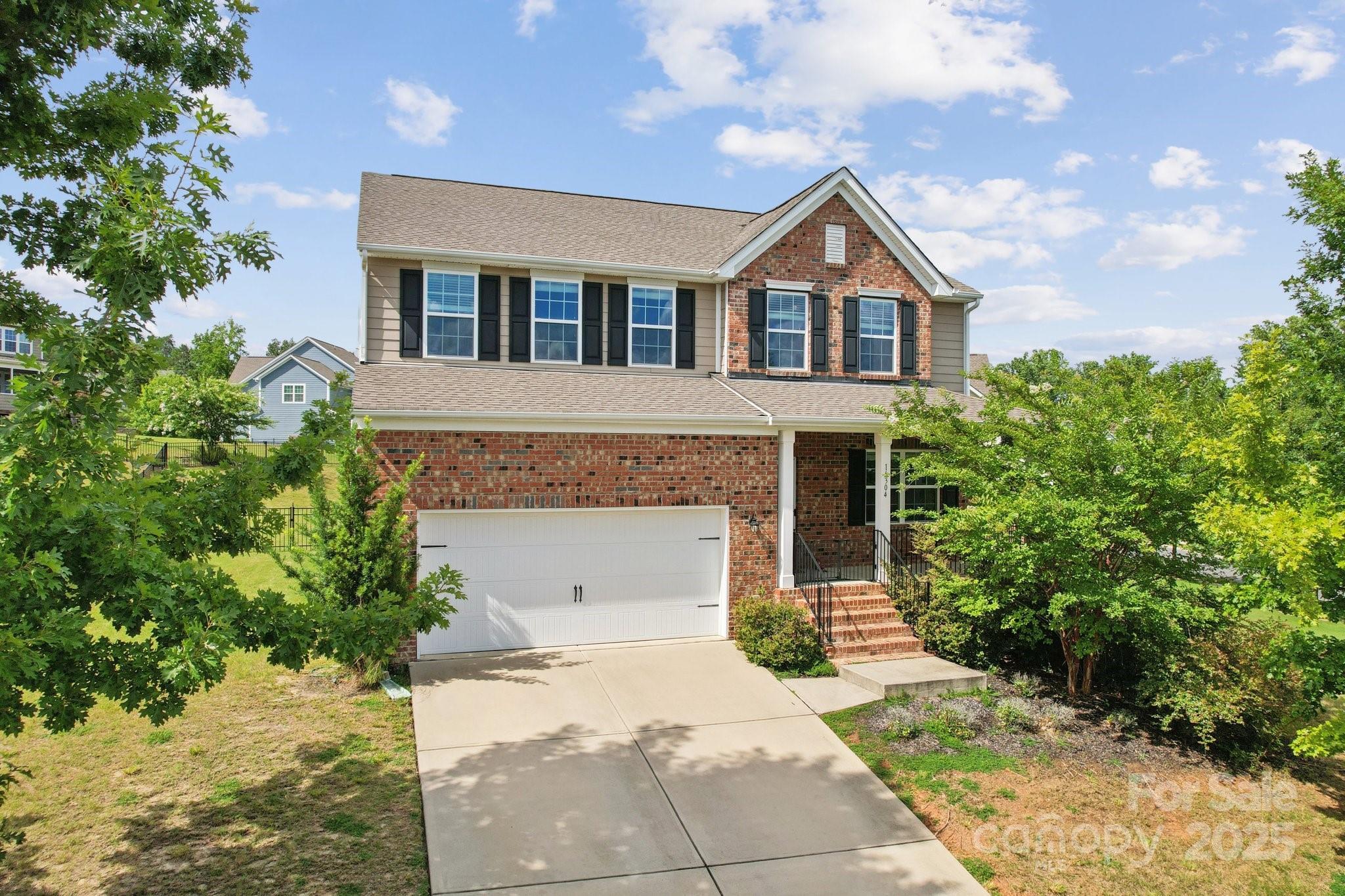 Property Photo: 16304 Thoroughbred Trace Lane NC 28278