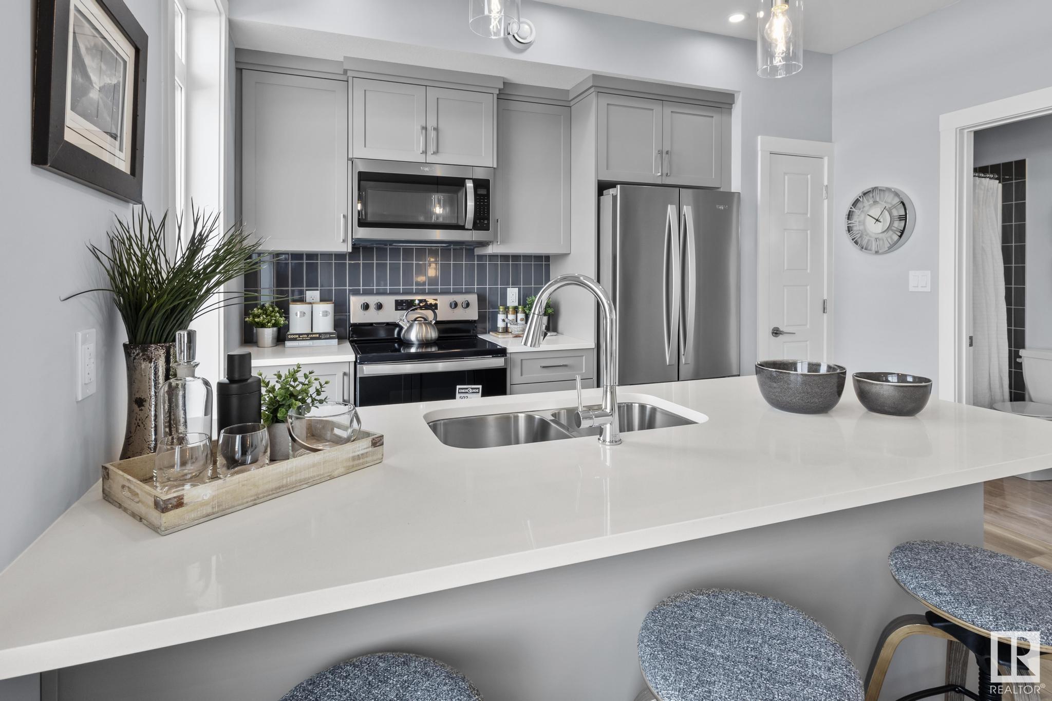 Photo de la propriété:  6905 25 Avenue SW 25  AB T6X 3B7 