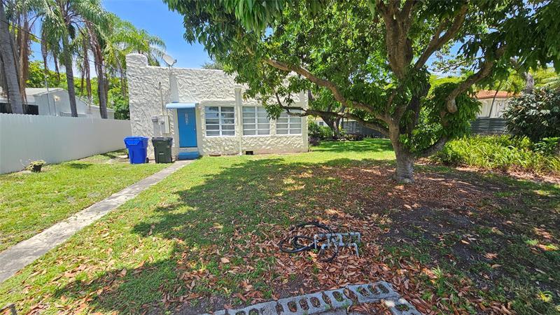 Property Photo: 1954 Dewey St FL 33020