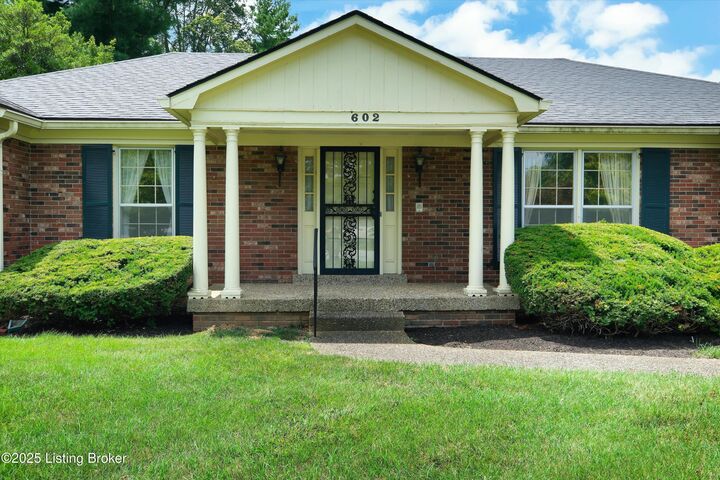 Property Photo: 602 Nottingham Pkwy KY 40222