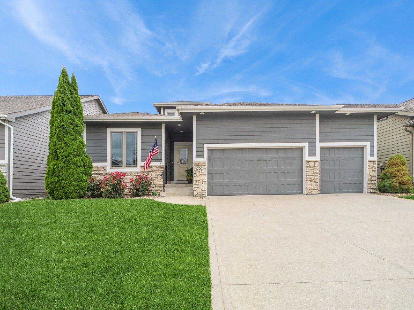 Property Photo:  252 NE Pinehurst Circle  IA 50021 