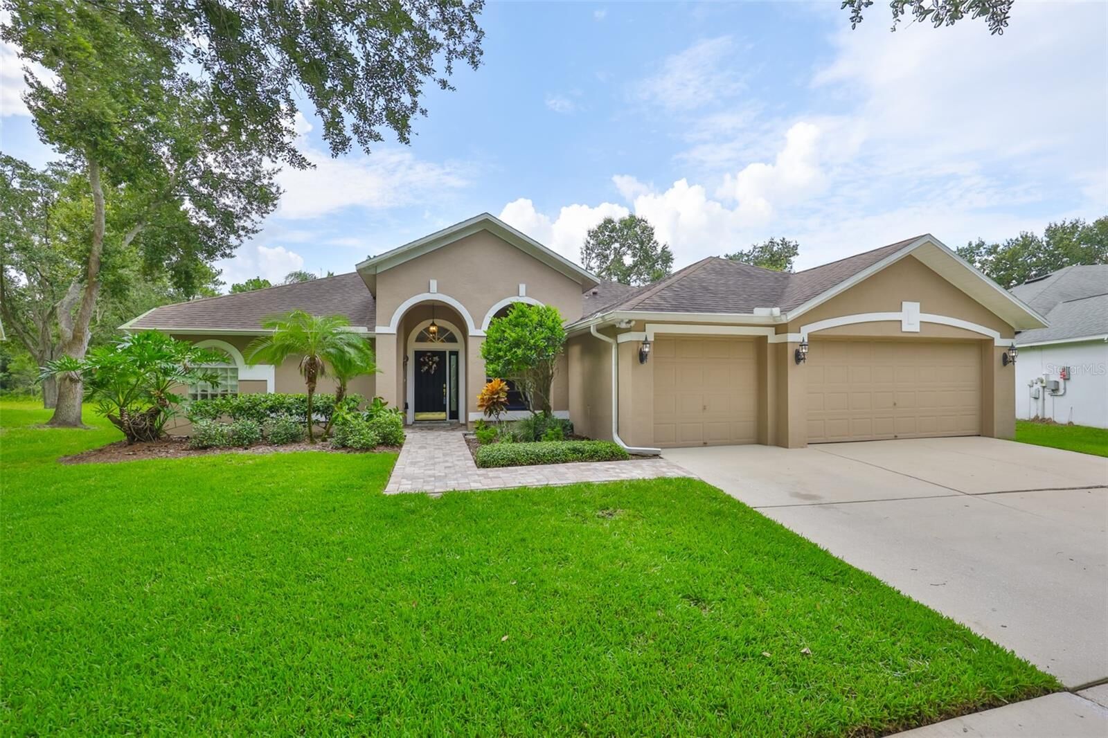 Property Photo:  8613 Herons Cove Place  FL 33647 